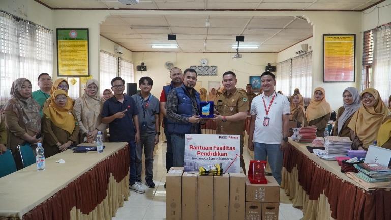 Telkomsel menyalurkan bantuan perbaikan infrastruktur ke SMAN 12 Padang, pascabencana banjir dan longsor yang melanda wilayah Kota Padang beberapa waktu lalu. IST