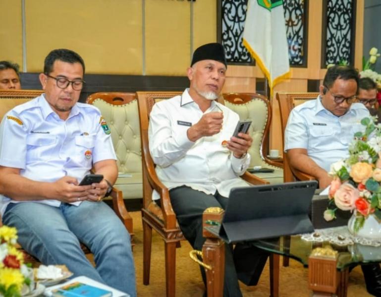 Gubernur Sumbar Mahyeldi didamping Kepala BPKAD, Rosail Akhyari Pardomuan dan Kepala Bappeda Zefnihan saat rakor secara dari dengan Mendagri, Rabu (21/1/2026). IST