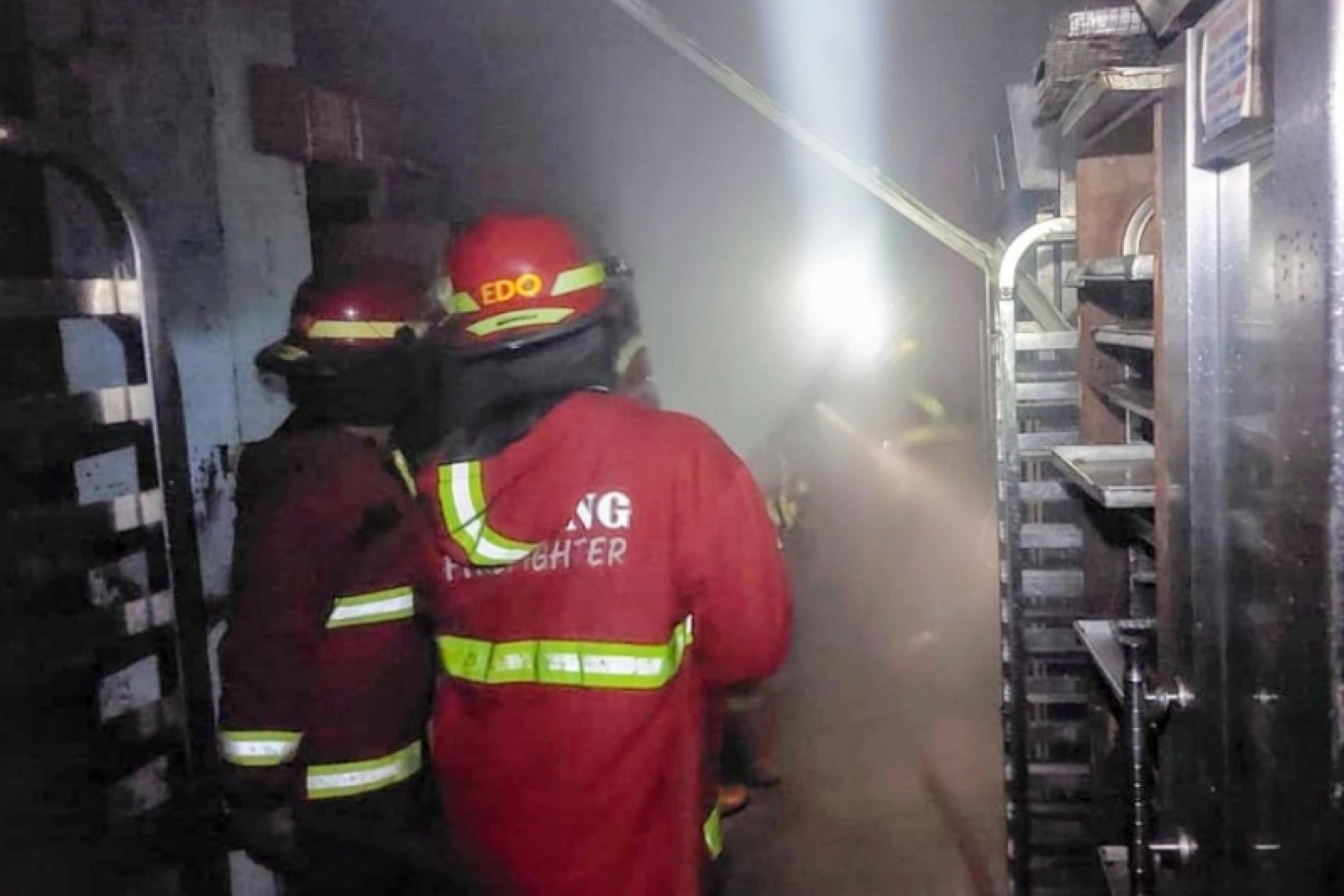 Petugas Damkar memadamkan api yang ada dibagian dapur dari toko roti Indonesia Bakery di Jalan M Thamrin, Kota Padang, Kamis dini hari (22/1/2026). IST