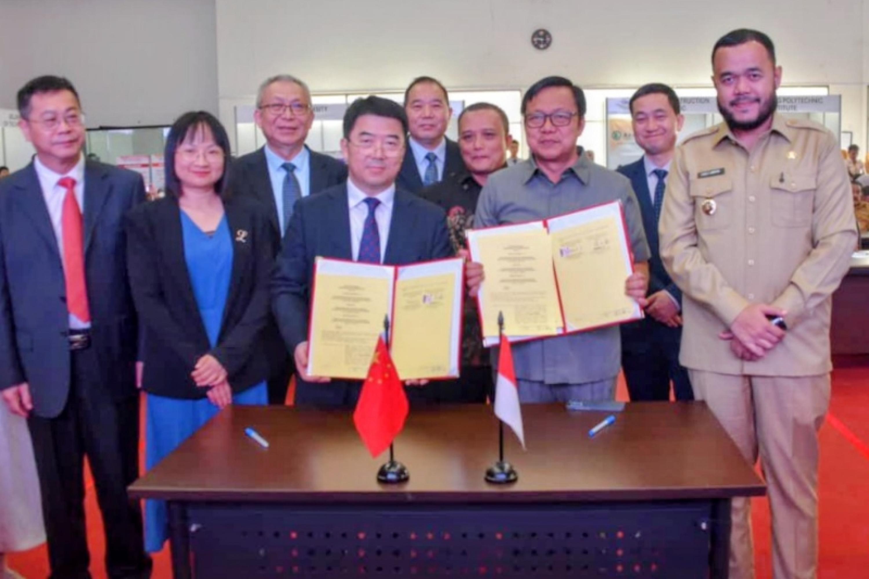 Wali Kota Padang Fadly Amran saksikan penandatanganan MoU kerja sama beasiswa pendidikan antara Kadisdik Padang Yopi Krislova dengan Kepala Dinas Pendidikan Provinsi Guangdong Xu Shimin, Selasa (20/1/2026). IST