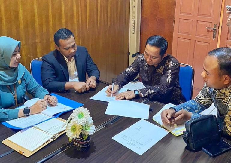 Majelis sidang KI Sumbar, Mona Sisca berhasil memediasi dua pihak yang sempat bersengkata menyangkut permohonan informasi, di ruang mediasi Kantor KI Sumbar, Kamis (22/1/2026). IST