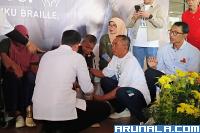 API BIM Bersama Kick Andy Foundation Serahkan Puluhan Kaki Palsu untuk Warga Sumbar