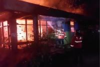 Terbakar Dua Rumah di Kawasan Padat Penduduk di Jalan Pulai Jati