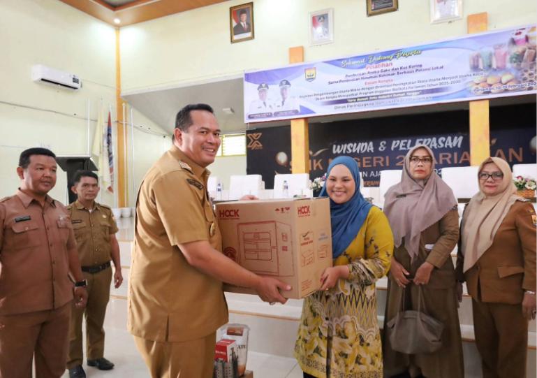 Wali Kota Pariaman, Yota Balad serahkan bantuan alat pembuat kue kepada salah satu pelaku UMKM di kota tersebut, Selasa (10/2/2026). IST