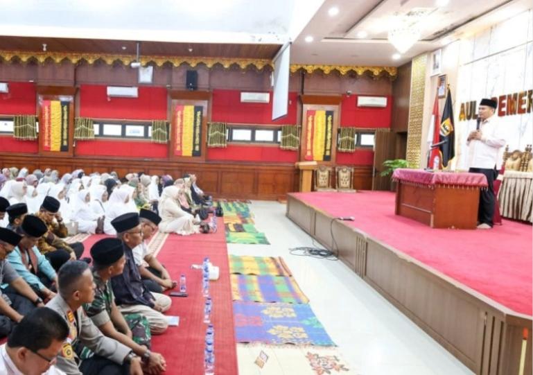 Wali Kota Pariaman, Yota Balad beri sambutan pada kegiatan  tabligh akbar dan wirid bulanan ASN pemko setempat, i Aula Balaikota Pariaman, Jumat (2/1/2026). IST