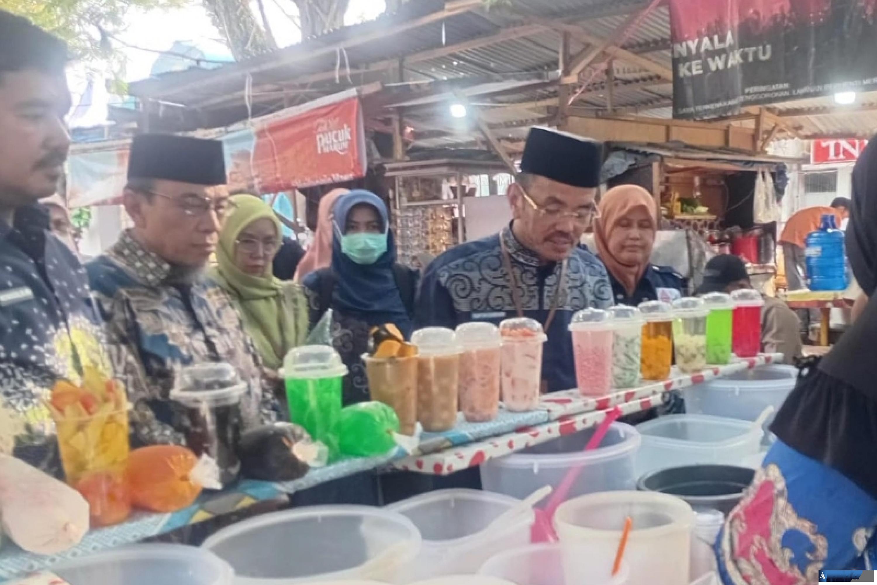 Kepala POM, Martin Suhendri bersama Wakil Wali Kota Padang, Maigus Nasir melakukan pengecekan pangan di pusat pabuko Kota Padang, Kamis (26/2/2026). (dok : arunala.com)
