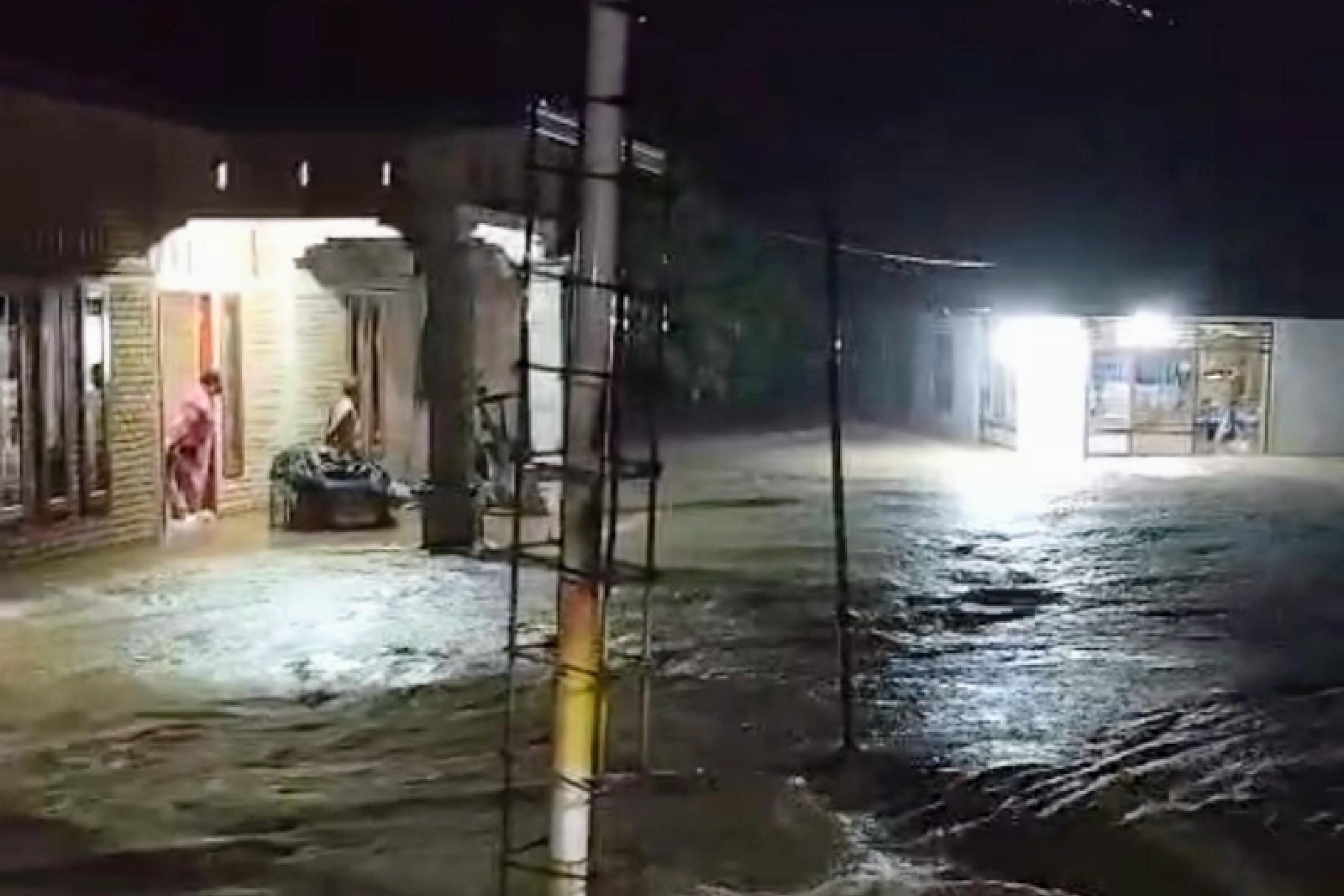 Banjir merendam rumah warga di Nagari Ampiang Parak Timur, Pessel pada Rabu malam (11/2/2026). IST