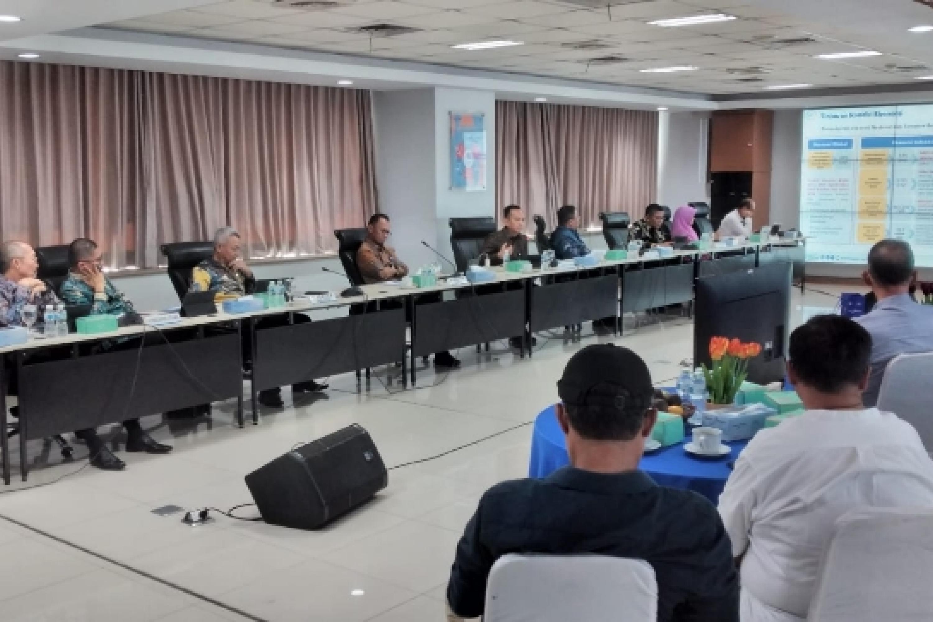 Direktur Utama Bank Nagari Gusti Candra  didampingi jajaran direksi, komisaris dan dewan pengawas syariah memaparkan Kinerja PT Bank Nagari Tahun 2025 kepada wartawan, Senin (2/2/2026). IST