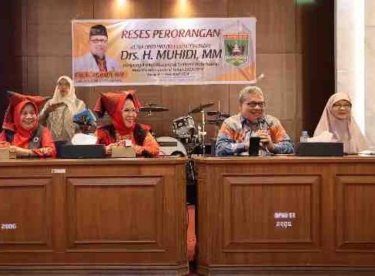 Ketua DPRD Sumbar Muhidi bersama pengurus Bundo Kanduang Kota Padang saat reses perorangan, Rabu (4/2/2026). IST