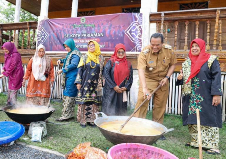 Wali Kota Pariaman Yota Balad bersama para bundo kanduang saat merandang Peduli Bencana Sumbar, Senin (5/1/2025). IST