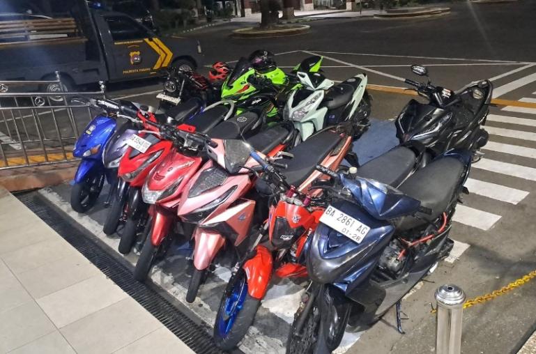 Belasan sepeda motor yang berhasil ditahan pihak Polresta Padang, karena diduga dipakai untuk balap liar, Senin sore (23/2/2026). IST