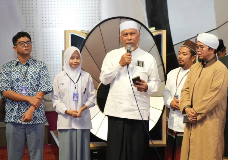 Gubernur Mahyeldi didamping Buya Gusrizal Gazahar dan perwakilan siswa SMA saat meluncurkan program Pesantren Ramadan 2026 untuk Sumbar di di Masjid Raya Syekh Ahmad Khatib Al Minangkabawi, Minggu (15/2/2026). IST