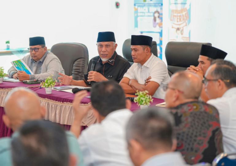 Gubernur: Percepatan Rehabilitasi Infrastruktur Jadi Kunci Kebangkitan Ekonomi Kabupaten Solok  Solok, Arunala.com - Gubernur Sumbar, Mahyeldi Ansharullah menegaskan, percepatan rehabilitasi dan rekonstruksi infrastruktur terdampak bencana hidrometeorologi menjadi langkah prioritas untuk memulihkan dan mendorong kembali perekonomian masyarakat, khususnya di Kabupaten Solok.  Hal itu disampaikannya saat memimpin Rapat Koordinasi Pemerintah Provinsi Sumatera Barat bersama Pemkab Solok di ruang rapat Perpustakaan Kabupaten Solok, Minggu (22/2/2026).  Menurut Mahyeldi, Kabupaten Solok termasuk salah satu daerah dengan dampak kerusakan cukup besar akibat bencana, dengan estimasi kerugian mencapai sekitar Rp1,9 triliun.   Sejumlah ruas jalan mengalami kerusakan berat dan beberapa jembatan terputus, sehingga menghambat mobilitas masyarakat serta distribusi hasil pertanian dan sektor wisata.  