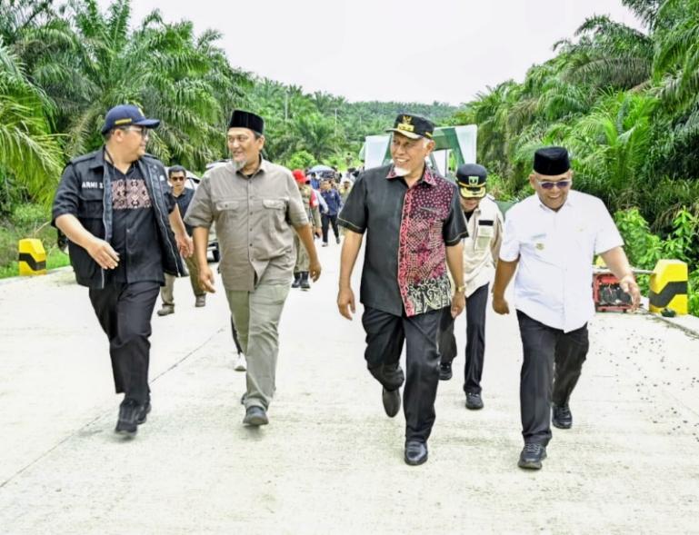Gubernur Mahyeldi dan Bupati Pasbar, Yulianto dan rombongan melihat salah satu jembatan yang tuntas dibangun di Pasbar, Jumat (13/2/2026). IST