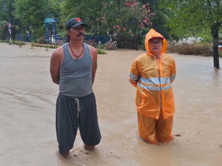 Kepala BPBD Agam, Rahmad Lasmono memantau langsung kelapangang kondisi daerah yang dilanda banjir di Agam, Senin (16/2/2026). IST
