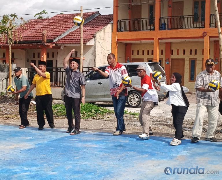 Anggota DPRD Kota Padang, Fautiaz Fauzi bersama masyarakat RW 07 Kelurahan Aia Pacah, Koto Tangah, lakukan servis bersama tanda peresmian lapangan voli baru di tempat itu, Minggu (8/2/2026). (dok : arunala.com)