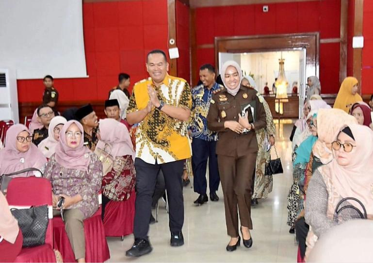 Wali Kota Yota Balad dan Kajari Pariaman,  Anggia Yusran saat memasuki tempat penyuluhan hukum bagi para kepala sekolah di Kota Pariaman, Kamis (26/2/2026). IST