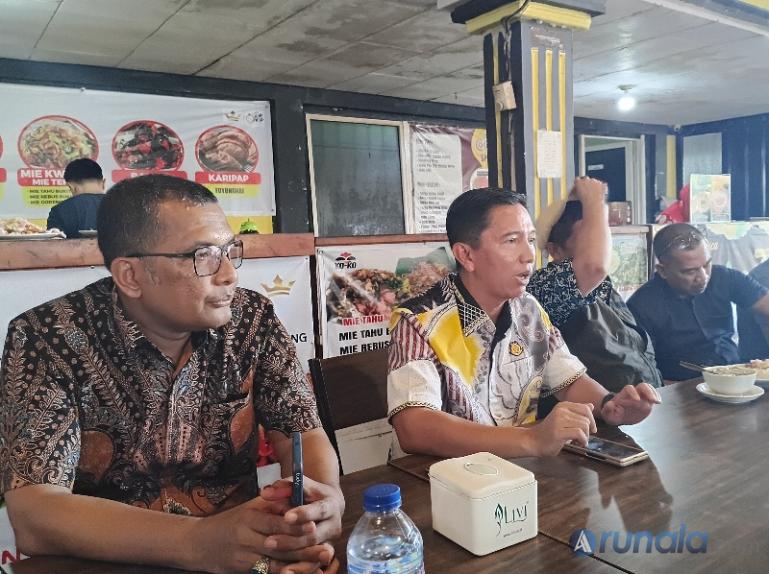 Asintel Kejati Sumbar, Efendri Eka Saputra bersama Kasipemkum Benyamin Arsis dan para Kasi Intel yang lain saat temu ramah dengan wartawan, di Padang, Jumat (6/2/2026). (arunala.com)