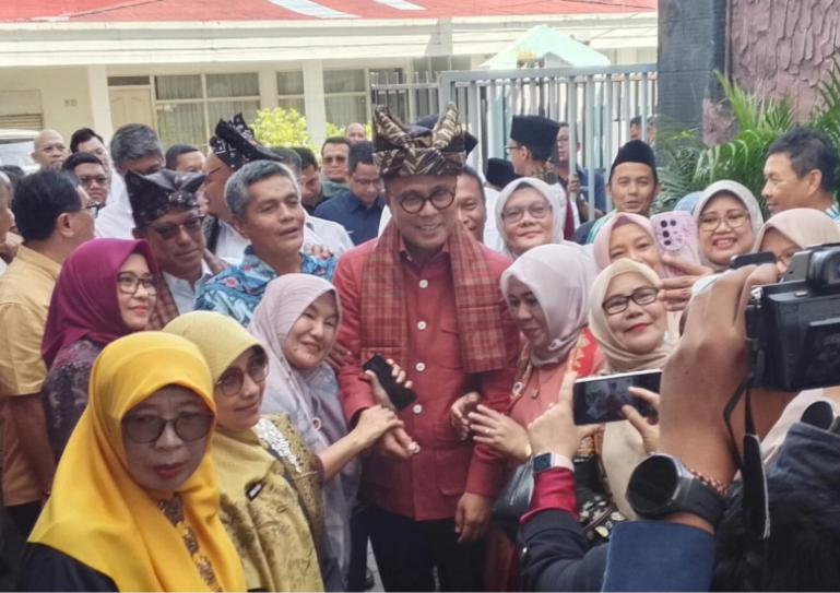 COO Danantara, Dony Oskaria disambut dengan antusias para guru SMPN 7 Padang saat berkunjung ke sekolah itu, Jumat (20/2/2026). IST