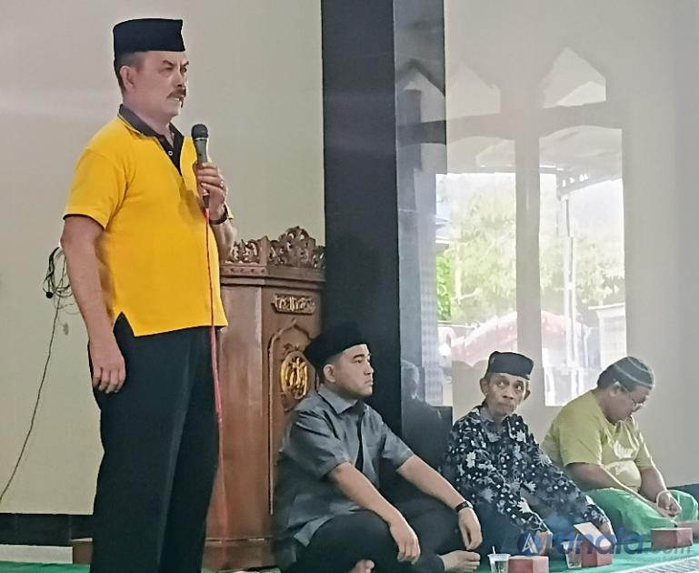 Ketua LKAAM Sumbar, Fauzi Bahar Datuak Nan Sati bersama masyarakat di RW 17 Perumanhan Wisma Indah Lestari Kelurahan Lubuk Buaya, Koto Tangah, Padang, Minggu (8/2/2026). (dok : arunala.com)