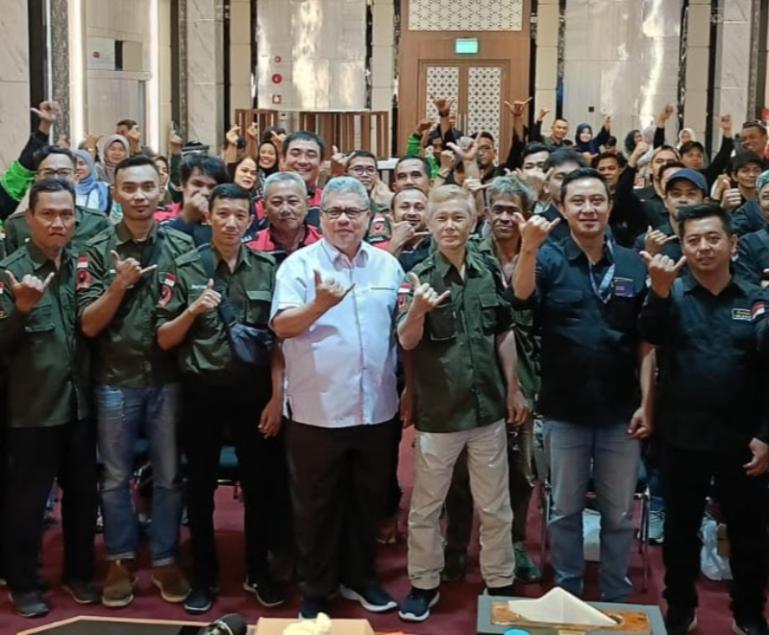 Ketua DPRD Sumbar Muhidi bersama para pengemudi ojol saat lakukan kegiatan reses di aula rumah dinas Ketua DPRD Sumbar, Sabtu (7/2/2026). IST