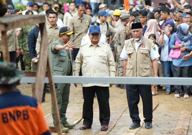 Gubernur Mahyeldi Kepala BNPB Letjen TNI Suharyanto mendampingi Presiden Prabowo Subianto saat melihat langsung kondisi para korban banjir di salah satu kawasan di Sumbar beberapa waktu lalu. IST