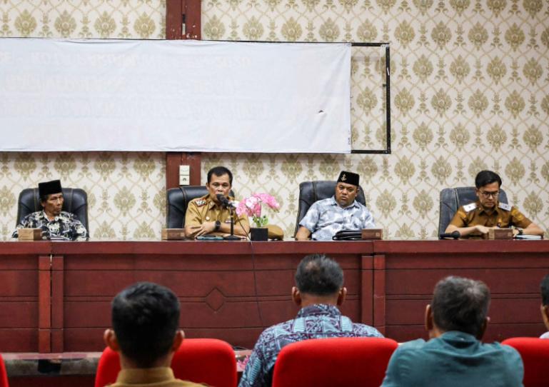 Sekko Pariaman, Afrizal Azhar sampaikan tujuan kegiatan sosialisasi yang digelar Dinas PUPR kota setempat dengan masyarakat yang ada di sana, Senin (26/1/2026). IST