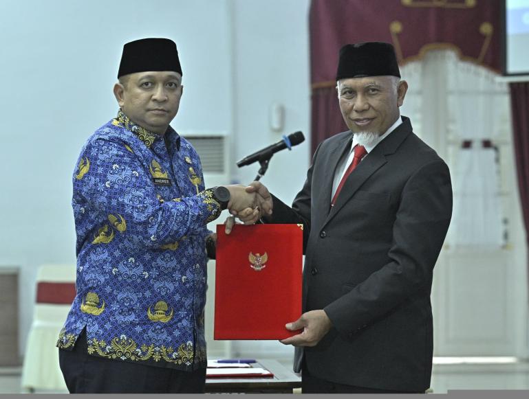 Mantan Sekko Padang Andree Harmadi Algamar saat dilantik Gubernur Mahyeldi jadi Kabiro Umum Setprov Sumbar, Kamis (12/2/2026). IST