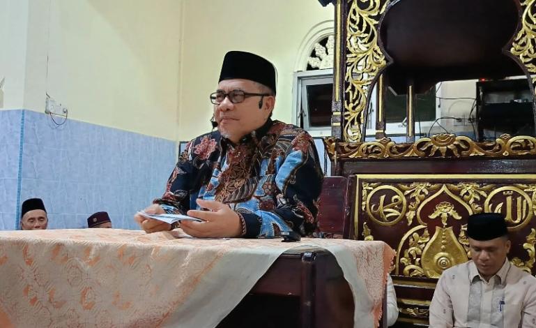 Ketua DPRD Sumbar Muhidi saat berikan tausiah saat Safari Ramadan di Masjid Nurul Yaqin, Nagari Kuncir, Kecamatan X Koto Diatas, Kabupaten Solok, Minggu malam (22/2/2026). IST