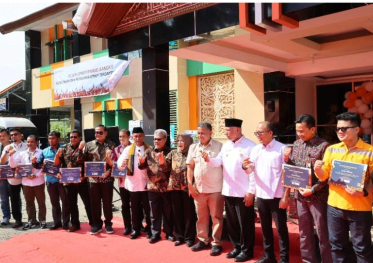 Ketua DPRD Sumbar Muhidi bersama Wakil Menteri UMKM RI Helvi Y Moraza dan Gubernur Mahyeldi saat peresmian program Klinik UMKM di Padang, Jumat (23/1/2026). IST