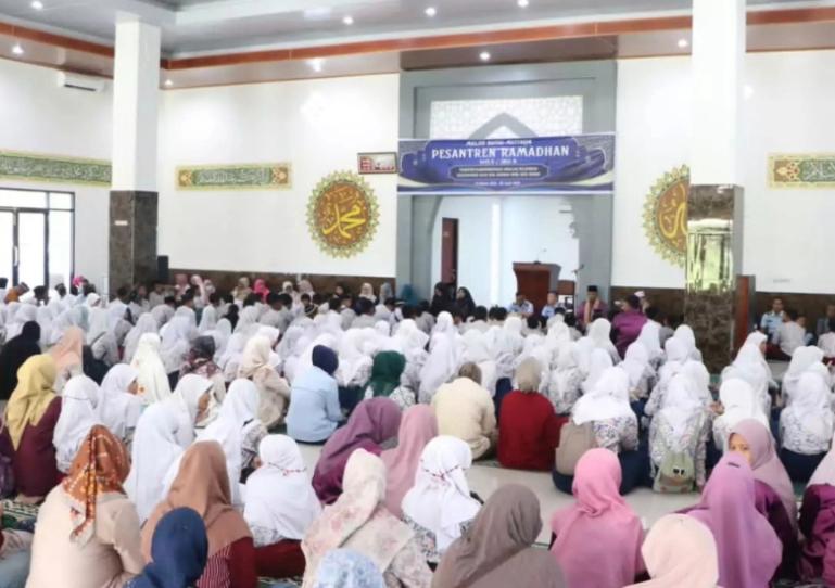Sejumlah siswa SD mengikuti kegiatan Pesantren Ramadan yang diadakan Pemko Padang tahun kemarin di salah satu masjid. IST