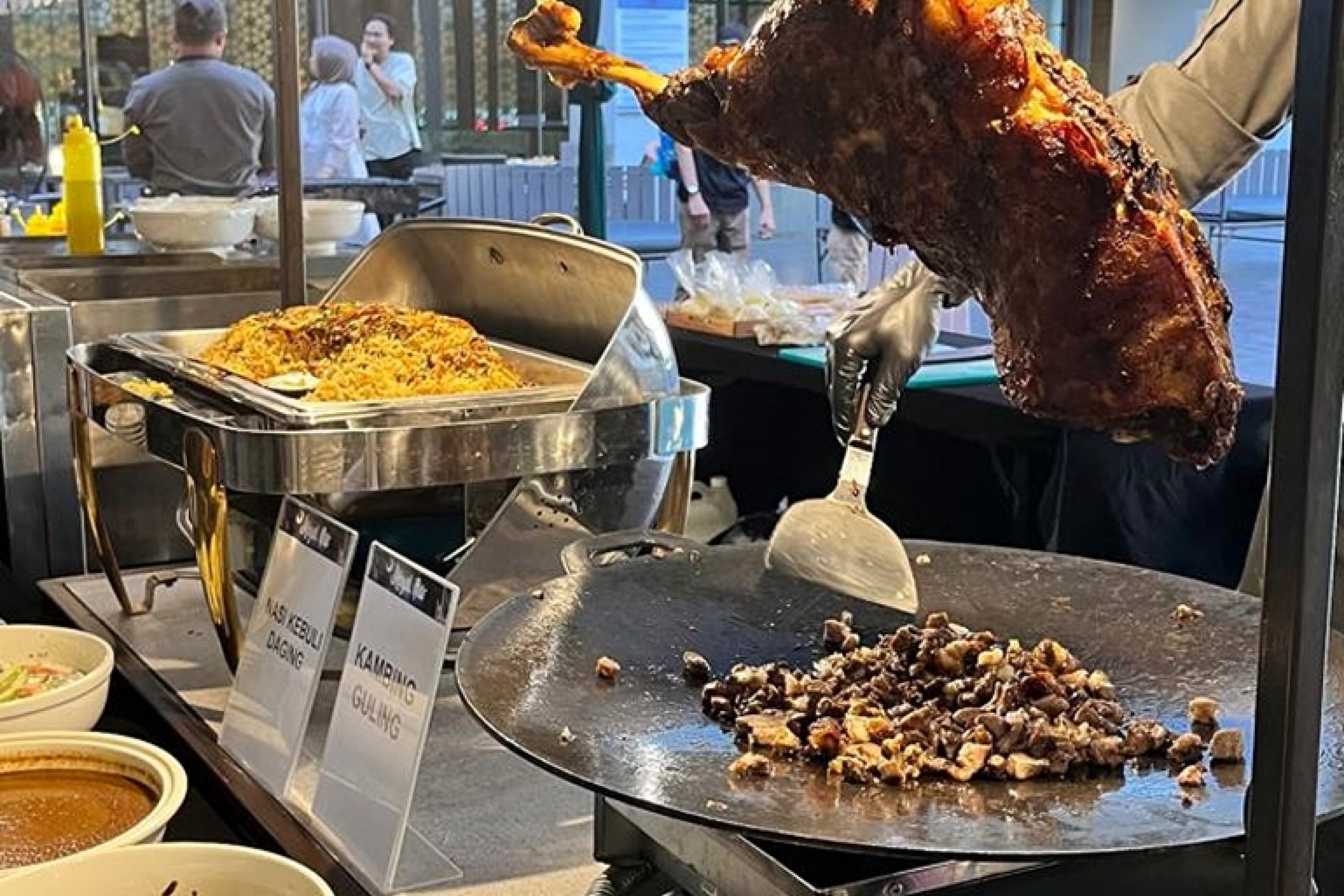 Salah satu sajian menu Royal Iftar: Middle East to Minangkabau by ALL berupa kambing guling dan nasi kebuli di Hotel Mercure Padang. IST