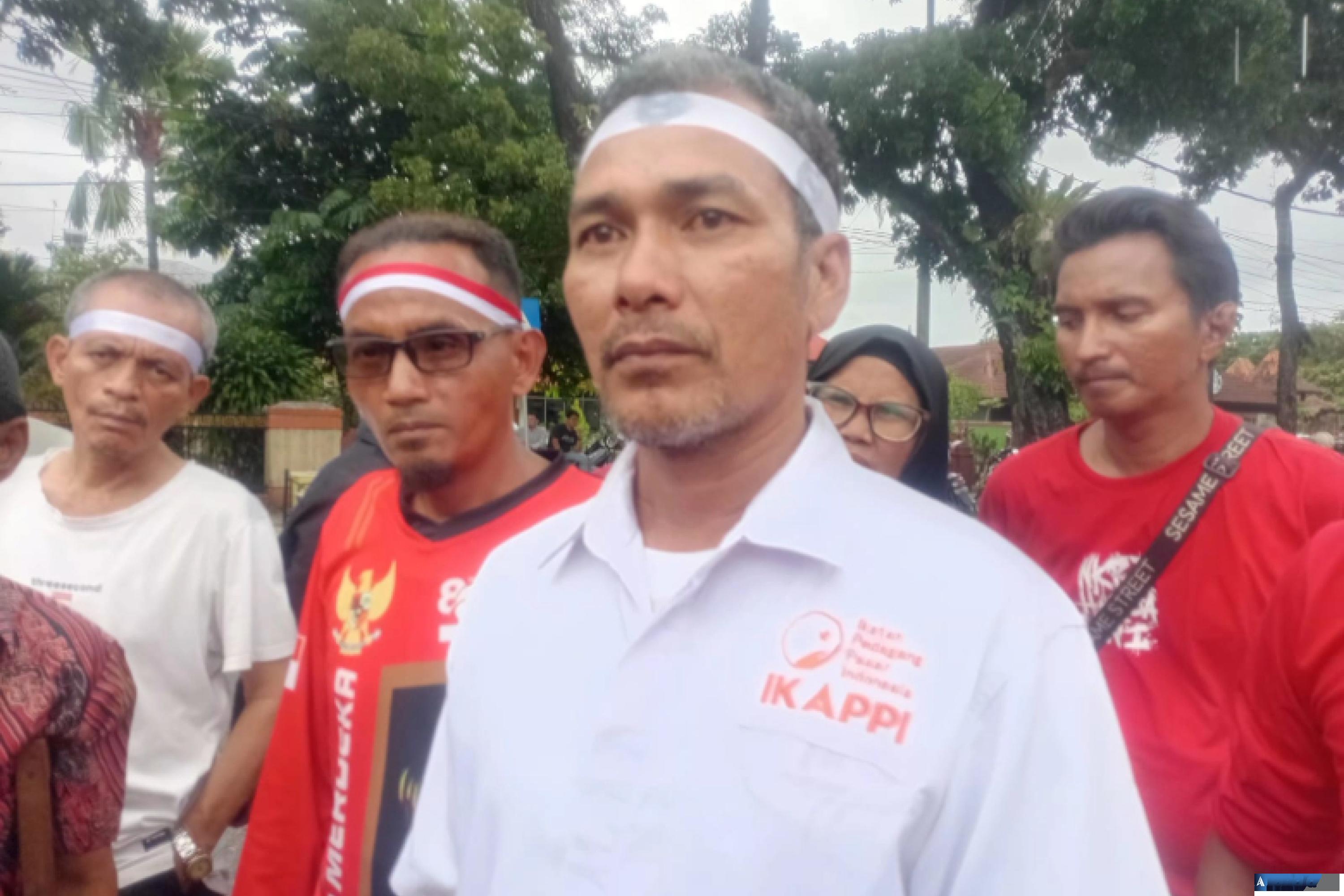 Koodinator aksi demo pedagang, Ahmad Yani (kemeja putih) bersama para pedagang saat demo di depan rumah dinas Wali Kota Padang, Rabu (11/2/2026). (dok : arunala.com)