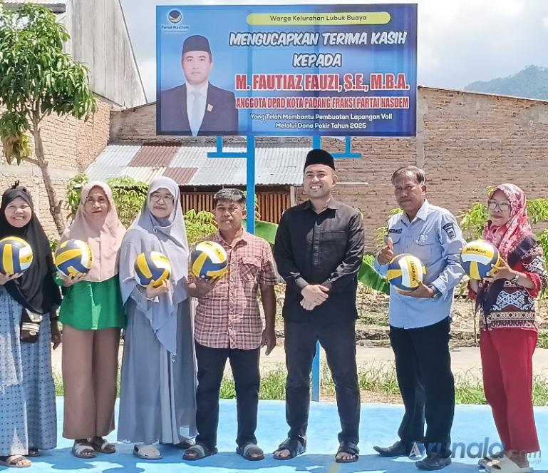 Anggota DPRD Kota Padang Fautiaz Fauzi bersama warga RT 05 RW 11 Kompleks Wisma Indah Lestari Tahap 3 Kelurahan Padang Sarai setelah peresmian lapangan voli di tempat itu, Sabtu siang (7/2/2026). (dok : arunala.com)