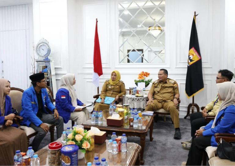 Wali Kota Yota Balad didampingi Kepala Dikpora, Hertati Taher, terima kunjungan panitia pelantikan pengurus PMII kota tersebut, Senin (26/1/2026). IST