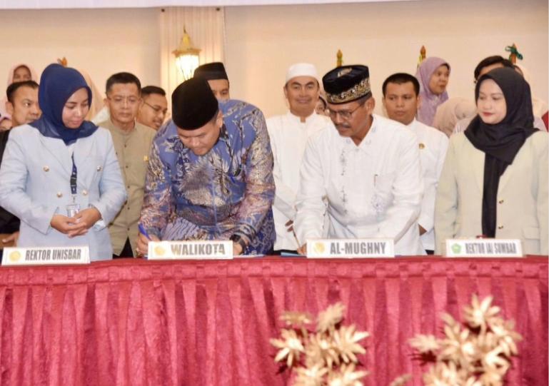 Wali Kota Pariaman Yota Balad bersama Ketua Yayasan Al-Mughny Pariaman, Jamohor tandatangani naskah MoU di bidang pendidikan, Jumat (30/01/2026). IST