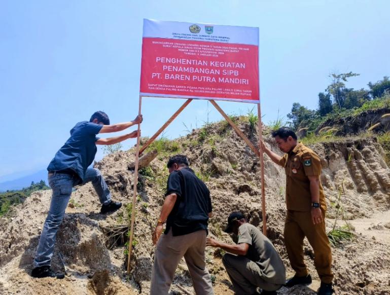 Tim gabungan dari Pemprov Sumbar memasang plang penghentian di lokasi penambangan dua badan usaha pemegang SIPB, di Lubuk Alung, Selasa (10/2/2026). IST