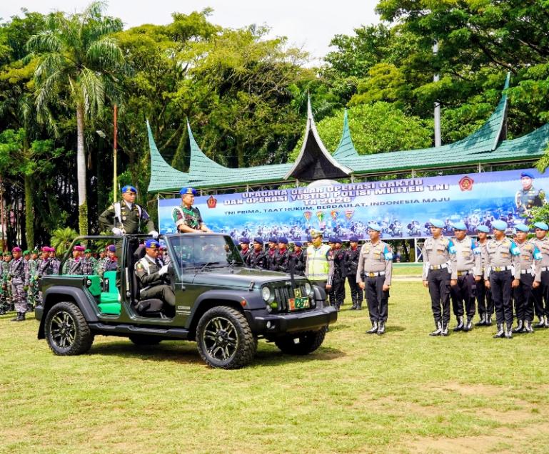 Kasdam XX Tuanku Imam Bonjol, Brigjen TNI Heri Prakosa Ponco Wibowo periksa kesiapan personel dalam gelar pasukan operasi Gaktib dan Yustisi, di lapangan Imam Bonjol Padang, Jumat (13/2/2026). IST