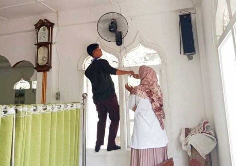 Anggota Pramuka Kwarran 031604 Pariaman Timur lakukan bakti sosial di di Mushala Rumbio, Desa Kampung Tangah, Sabtu (14/2/2026). IST