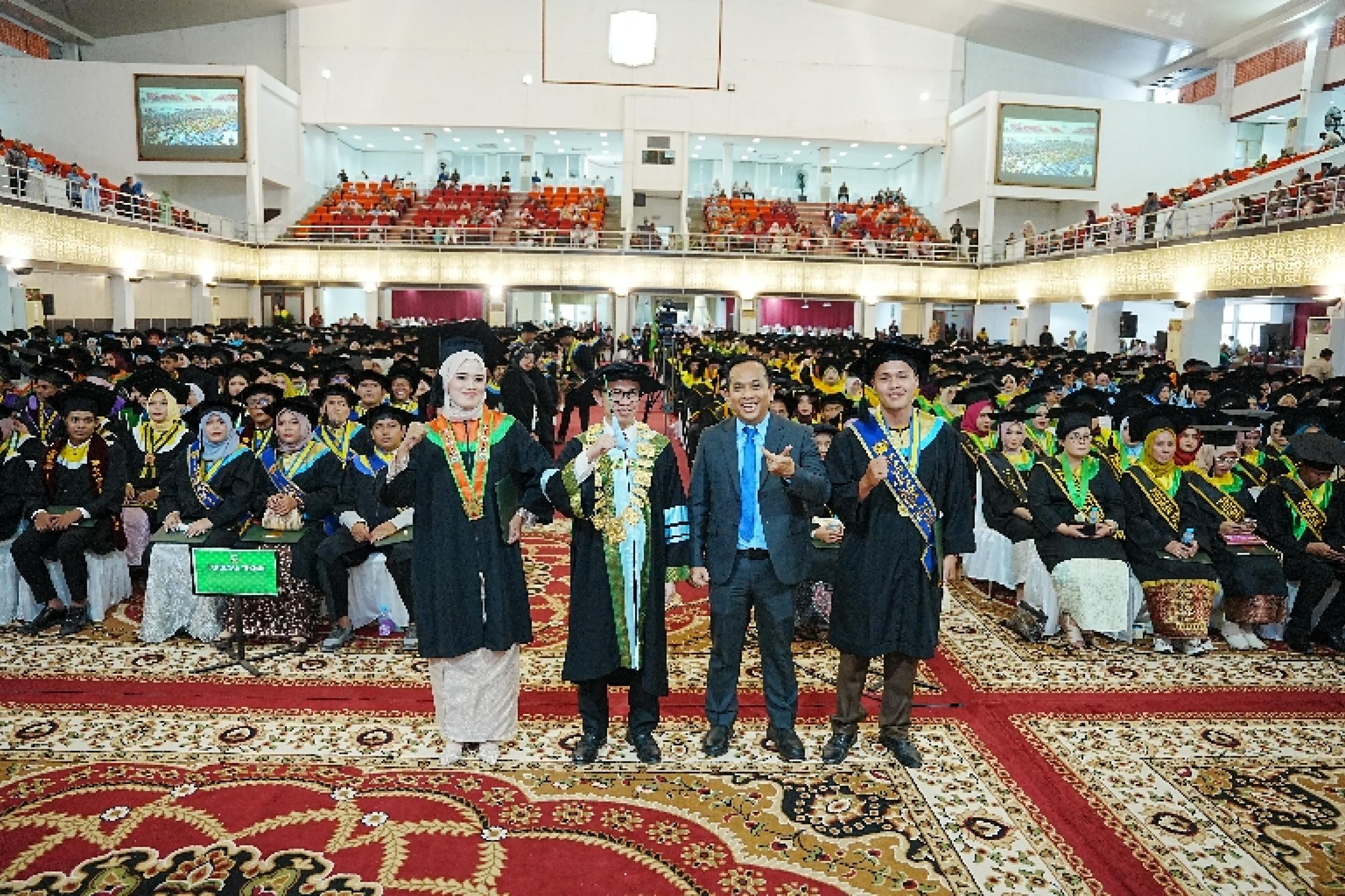 Rektor Universitas Andalas, Efa Yonnedi, Ph.D dan Sekretaris Jenderal DPP IKA Unand Gusti Candra bersama wisudawan saat Wisuda I Tahun 2026 di Auditorium Unand, Sabtu (14/2/2026). Humas Unand