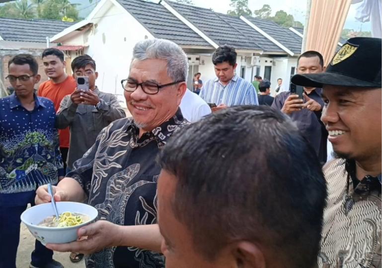 Ketua DPRD Sumbar, Muhidi bersama warga di Kelurahan Lubuk Minturun, Kecamatan Koto Tangah, Kamis (5/2/2026). IST