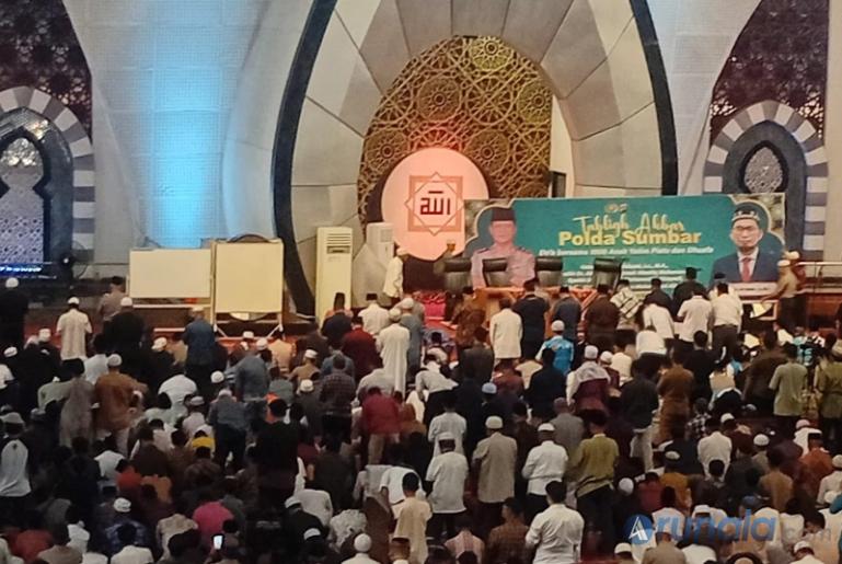 Warga menunggu kehadiran Ustad Adi Hidayat berikan tausiah di Masjid Raya Syekh Khatib Al Minangkabawi, Selasa (24/2/2026). (dok : arunala.com)