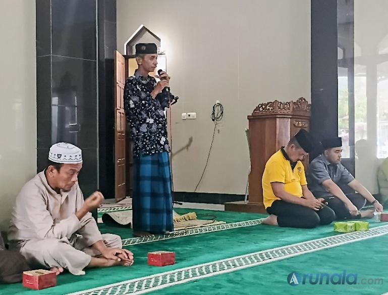 Ketua RW 17 Perumanhan Wisma Indah Lestari Kelurahan Lubuk Buaya, Syafrizal sampaikan usulan pembangunan bangunan serba untuk Posyando, Pos Pemuda, dan Poskamling, pada Anggota DPRD Kota Padang Fautiaz Fauzi Minggu sore (8/2/2026). (dok : arunala.com)