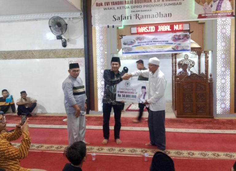 Wakil Ketua DPRD Sumbar Evi Yandri Rajo Budiman serahkan secara simbolis bantuan dana untuk Masjid Jabal Nur, Seberang Padang senilai Rp50 juta, Selasa malam (24/2/2026). IST
