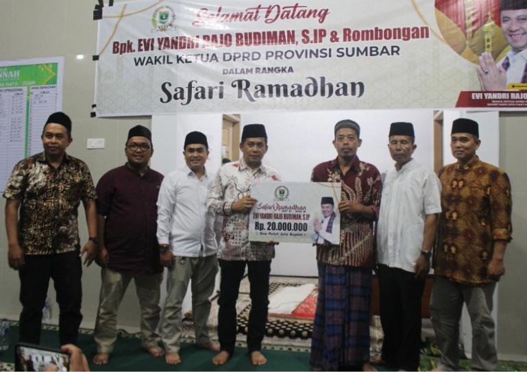 Wakil Ketua DPRD Sumbar, Evi Yandri Rajo Budiman, serahkan bantuan sebesar Rp20 juta kepada pengurus Musala Al Jannah saat Safari Ramadan ke tempat ibadah itu Sabtu malam (21/2/2026). IST