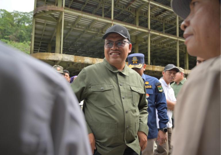 Sekprov Sumbar Arry Yuswandi saat meninjau kawasan sungai di Lembah Anai, Senin (16/2/2026). IST