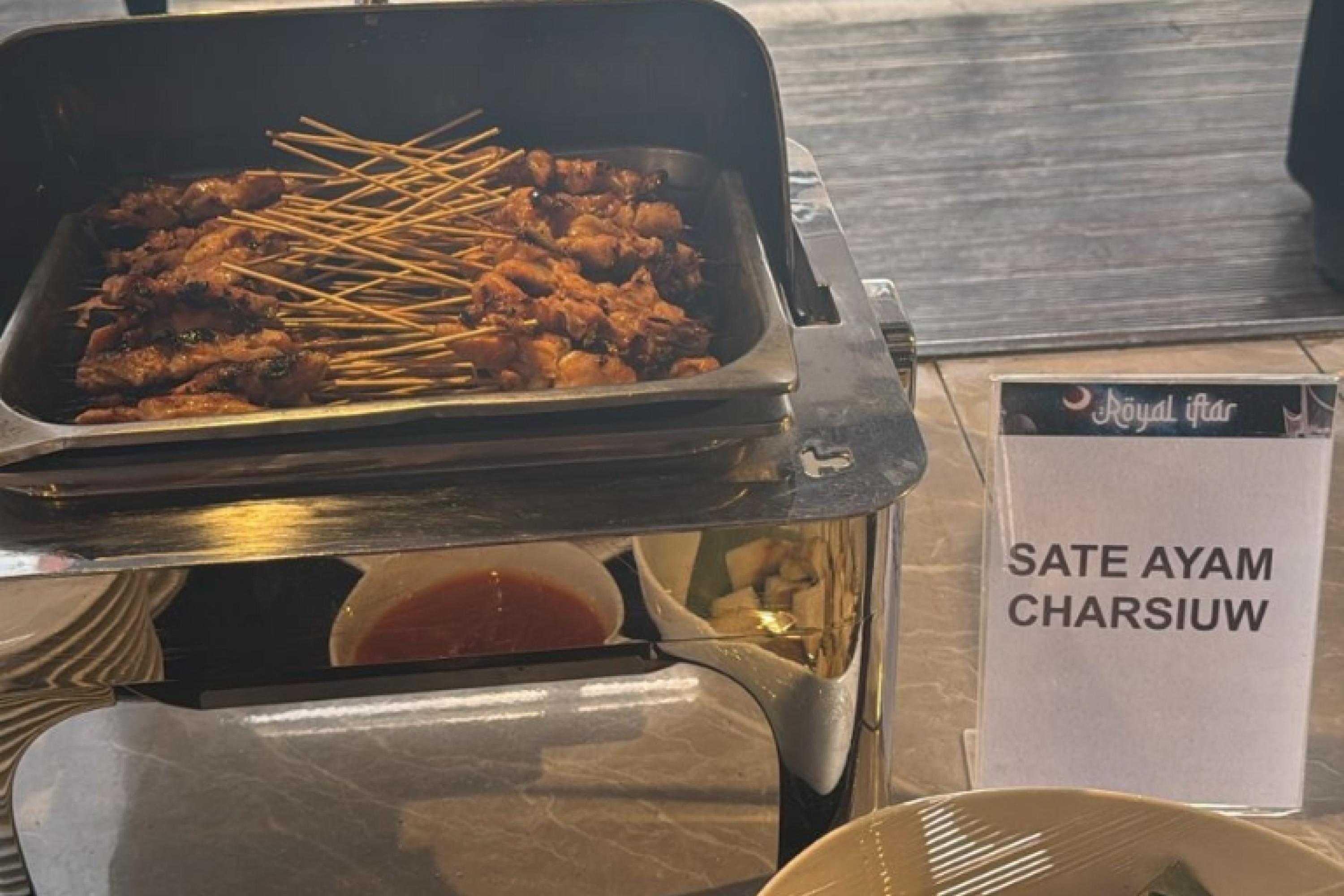 Sate Ayam Charsiuw diciptakan untuk memberikan warna baru dalam khazanah kuliner Ramadan di Sumatera Barat. Kuliner ini hanya tersedia di Hotel Mercure Padang. IST