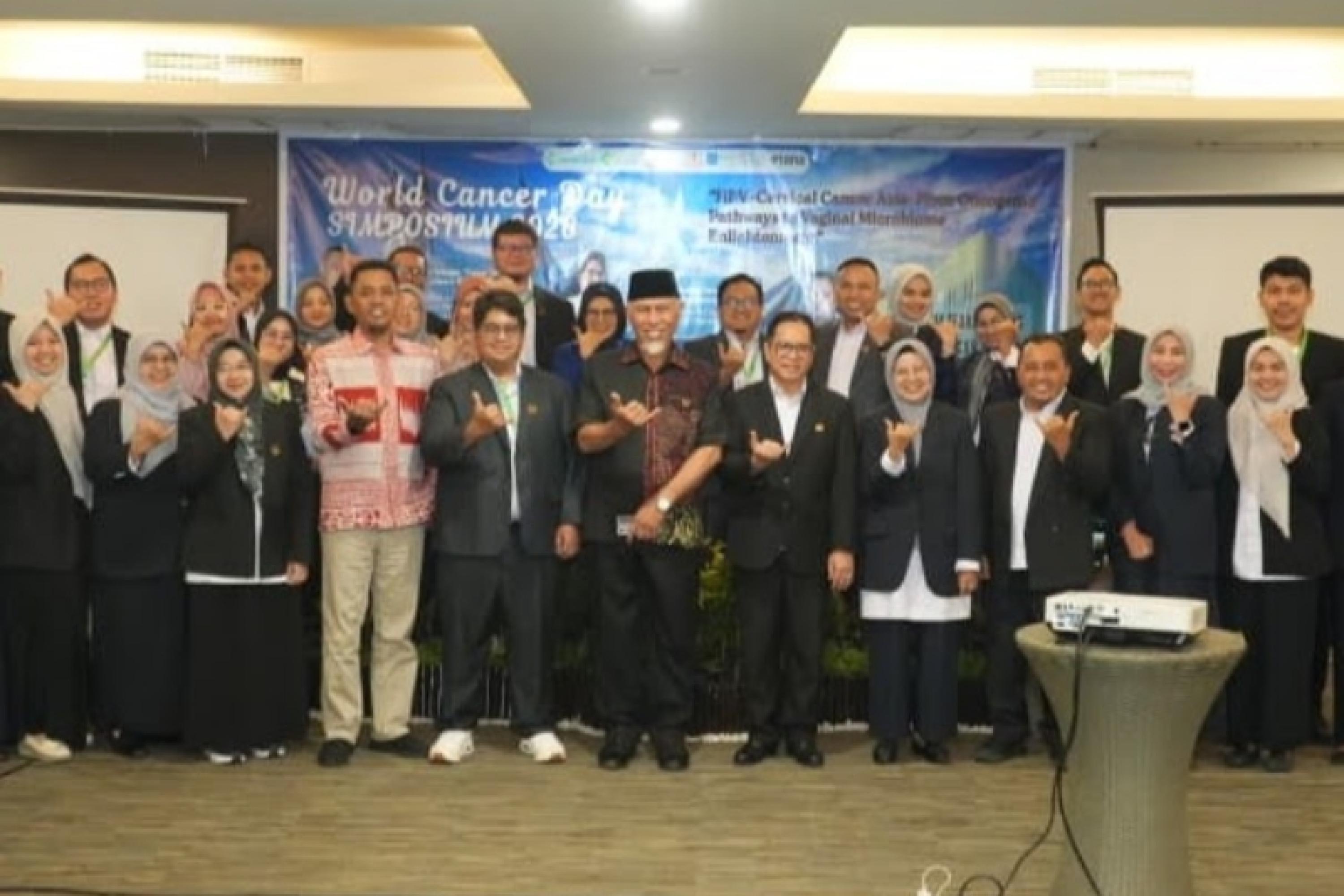 Gubernur Mahyeldi bersama Ketua Umum Yayasan Kanker Indonesia, Prof. Dr. dr. Aru Wijaksono, Sp.PD, K-HOM dan pengurus YKI Sumbar yang baru dikukuhkan di Padang, Sabtu (14/2/2026). IST