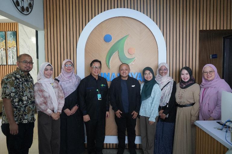 Owner Tunas Ayani Clinic, Dr. dr. Dovy Djanas, Sp.OG, KFM, MARS, FISQua dan jajaran bersama rombongan Tadika Pintar As Soffiyah dari Johor, Malaysia. IST