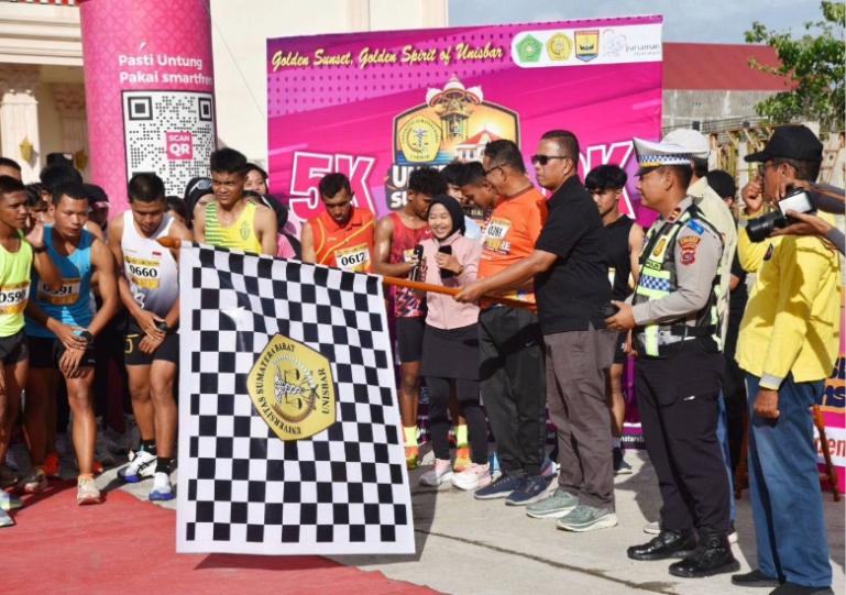 Wawako Mulyadi melepas peserta yang ikut dalam Unisbar Sunset Run Kedua di Kota Pariaman, Sabtu sore (14/2/2026). IST